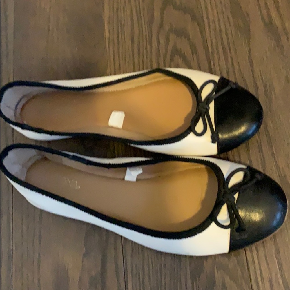 super comfy black/white flats